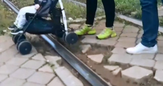 Horor pješački prelaz u Novom Sarajevu: Izvrću noge, zapinju, lome se, upadaju u rupe... Kakvo ruglo na glavnoj cesti! 