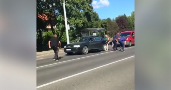 Ludilo na cesti: Ostavio pun novčanik na krovu automobila i krenuo, vozači razgrabili novac... 