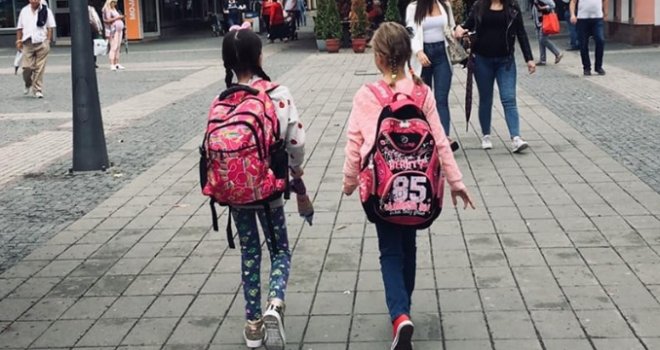 Kćerke sveštenika i imama svakog dana zajedno idu u školu u Prijedoru