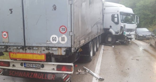 Haos na M-17: Direktan sudar dva kamiona, jedan vozač teže povrijeđen