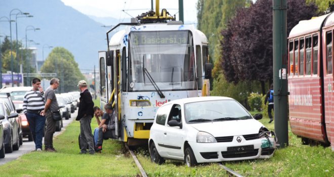 Automobil završio na šinama, u prekidu tramvajski saobraćaj prema Ilidži 