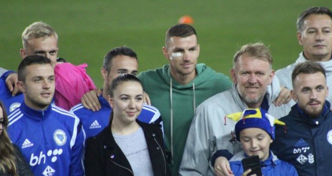 Džeko s flasterom na licu stigao u kamp reprezentacije da pruži podršku saigračima
