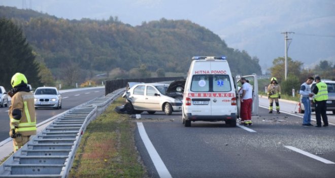 Saobraćajna nesreća na autoputu kod Ilijaša, dvije osobe povrijeđene