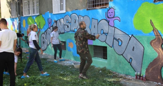 Djeca iz BiH preko uvredljivog grafita iscrtala mural