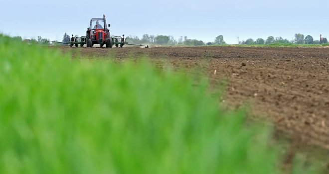 Nesreća kod Doboja: Muškarac poginuo prilikom prevrtanja traktora
