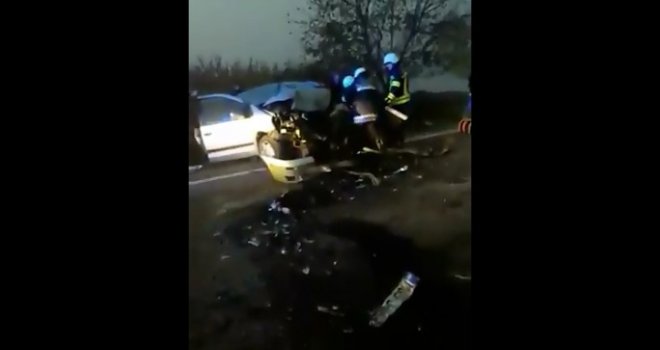 Prizor je bio strašan, vatrogasci sjekli automobile: Vozač pretjecao po magli i direktno udario u drugo vozilo?!