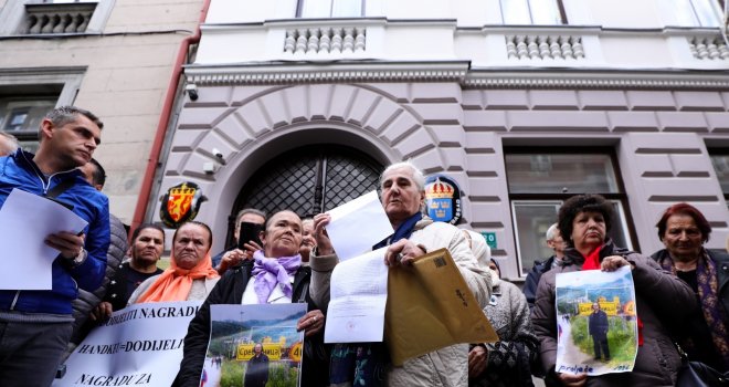 Protesti ispred Ambasade Švedske: Nagradu su mogli dodijeliti i Karadžiću i Mladiću