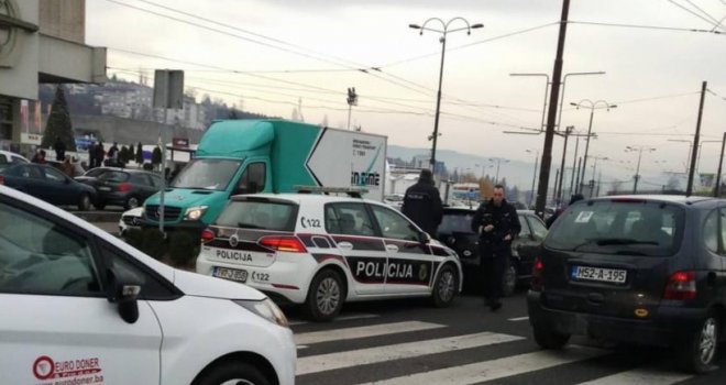 Nesreća u centru Sarajeva: Automobil udario pješakinju, prevezena u bolnicu