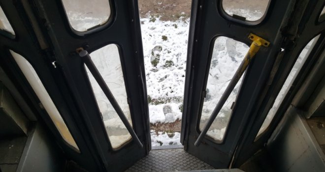 Opasno i hladno: Sarajevski tramvaji voze otvorenih vrata
