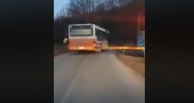 Identifikovan vozač autobusa koji je prelazio preko pruge dok su rampe spuštene