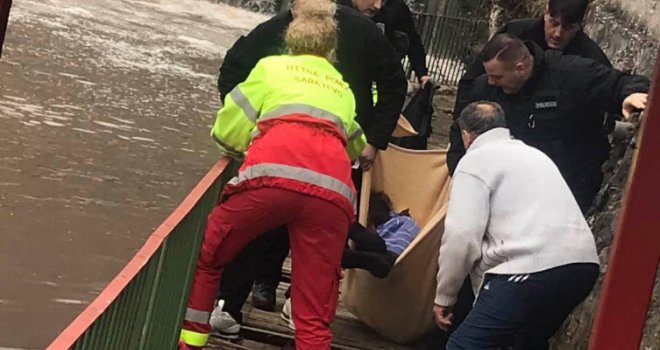 Drama u Sarajevu: Policajci izvukli muškarca iz Miljacke