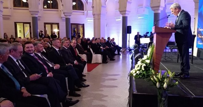 'BiH nikada nećete podijeliti, slobodu nam nećete uzeti':  Svečana akademija u Vijećnici povodom Dana nezavisnosti 