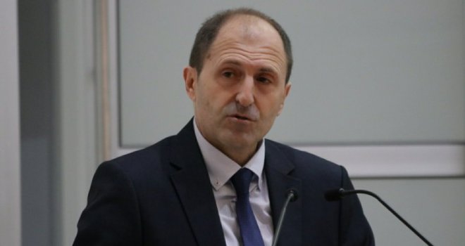 Neka se ova farsa završi, dajem mu puno povjerenje... Da li je riječ o progonu KCUS-a? Ostavljam prostora i za to...