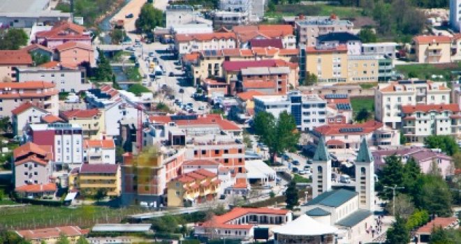 Što nije uspio komunizam '80-ih i rat '90-ih, uspio je famozni korona virus: Pošast poharala ovaj bh. gradić, vlada pustoš...