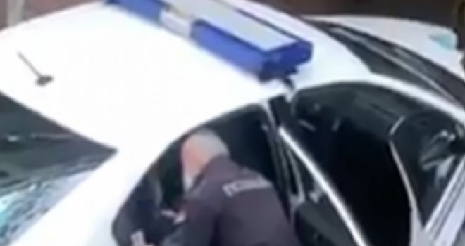 Brutalnost na djelu: Policajac šamara mladića koji je prekršio policijski sat