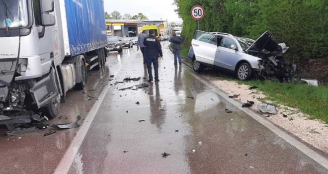 Teška nesreća u Širokom Brijegu: Passatom se zabio u kamion, povrijeđeni supružnici i njihove dvije kćerke