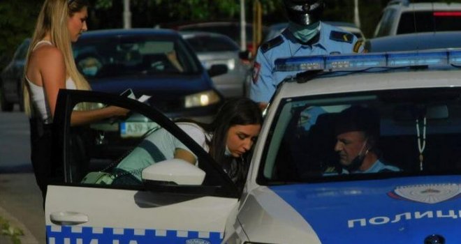 Pisao kaznu, a i sam kršio propis: Pokrenut postupak protiv policajca zbog nepravilnog nošenja maske