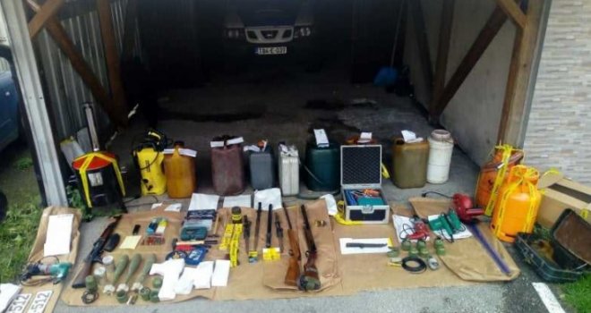 U Stanarima oduzeti trombloni, eksploziv, bombe i puške