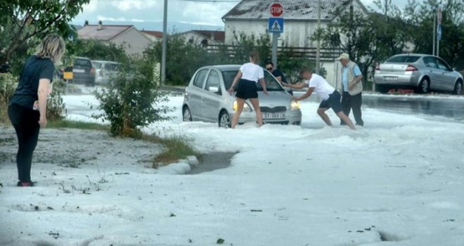Ogromna oluja divljala Dalmacijom: Krupna tuča udarala po autima, haos na magistrali, drama i na moru...