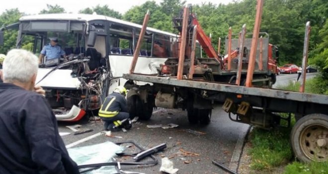 Težak sudar kamiona i autobusa kod Banje Luke, više osoba povrijeđeno