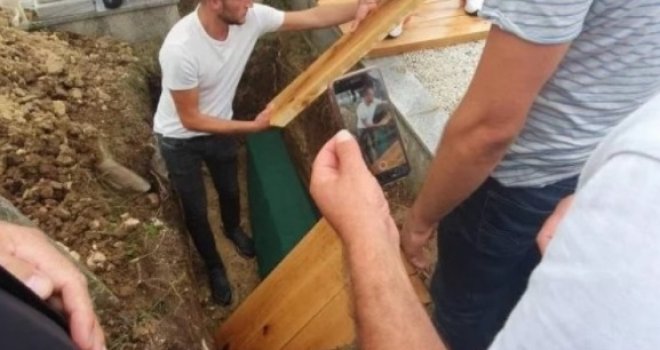 Esma i Emina više nemaju majku: Klanjana dženaza ubijenoj Mevlidi Brkić 