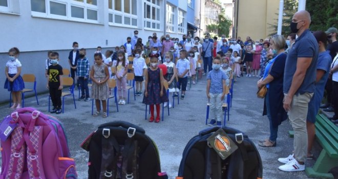 Počinje nova školska godina uz poštivanje mjera: Šta će dočekati djecu u klupama