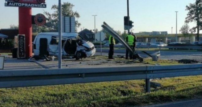 Detalji jezive nesreće u BiH: Vatrogasci iz smrskanog kombija izvlačili žrtve, poginula tročlana porodica