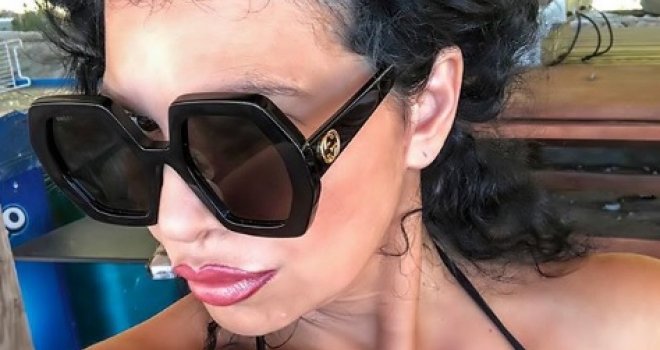 Zanosna i u sedmoj deceniji: Lidija Vukićević pozirala u haljini s vrelim šlicem, muškarcima padaju vilice