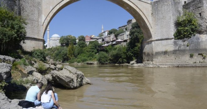 Rijeka Neretva promijenila boju: Iz Elektroprivrede objasnili šta se dogodilo