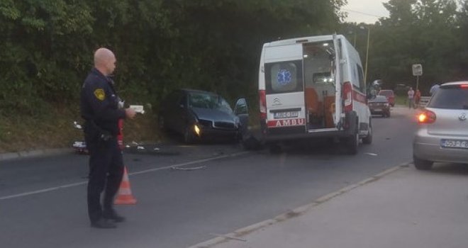 Nesreća u Tuzli: U sudaru saniteta i automobila pet osoba povrijeđeno