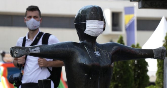 Niz pitanja nakon uvođenja oštrijih mjera: Da li je tržni centar zatvoreni prostor? Da li tamo može samo biti 30 ljudi?