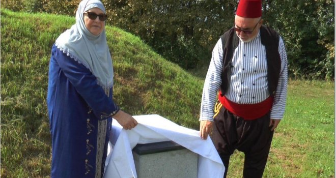 Šerif kod Prijedora sahranio kuću i podigao joj spomenik: 'Doveo sam bager, iskopao rupu dubine oko 4,5 metara i...'