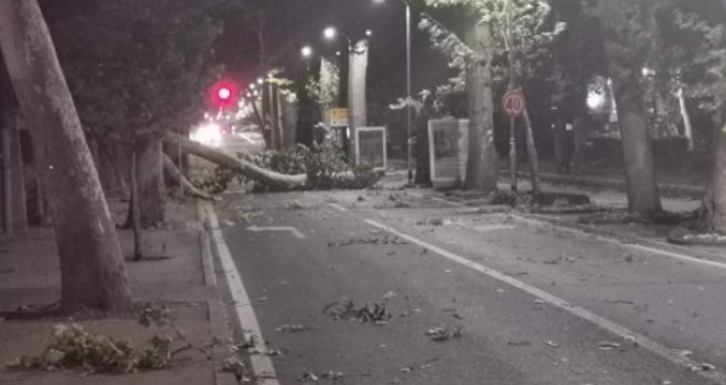 Nakon velikog nevremena, šta nas čeka danas: Razorni vjetar lomio drveće, sijevale munje, oluja (pro)tutnjala kroz BiH