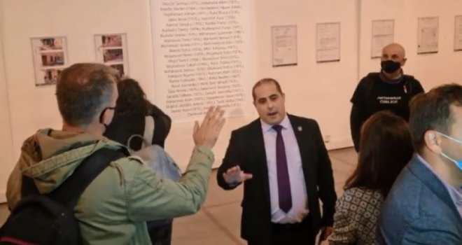 Incident u Beogradu: Nacionalisti upali na izložbu o tuzlanskoj Kapiji, oteli mikrofon...
