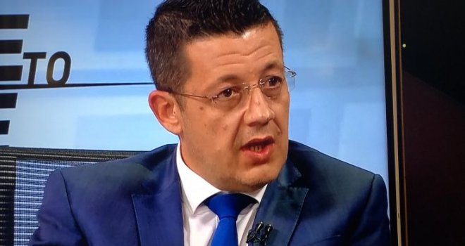 Hadžifejzović: Prelazite li u NiP? Čampara: Prelazim, evo sada, treba li potpisati?