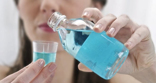 Stomatolog savjetuje: Najbolja vodica za ispiranje usta je (skoro) besplatna i imate je kod kuće 