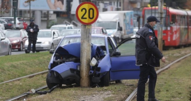 Vozilo 'proletjelo' na šine i udarilo u stub, vozač prevezen u bolnicu