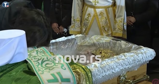 Šokantni prizori: U Sabornoj crkvi skoro niko nema masku, vjernici ljube sanduk sa tijelom Irineja