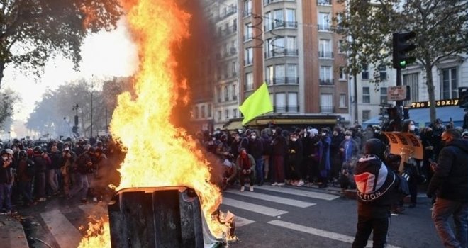 Lice mu bilo prekriveno krvlju: Francuska policija pretukla nagrađivanog fotoreportera iz Sirije, jer je snimao proteste!