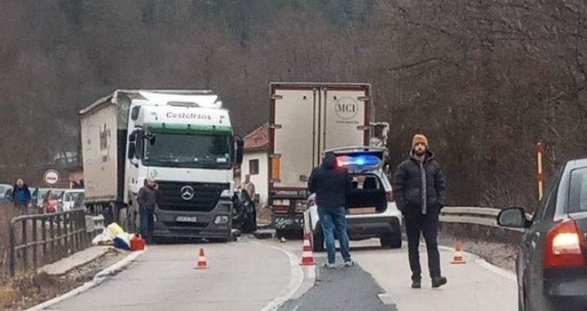 Teška nesreća kod Kladnja: U sudaru tri vozila poginula jedna osoba