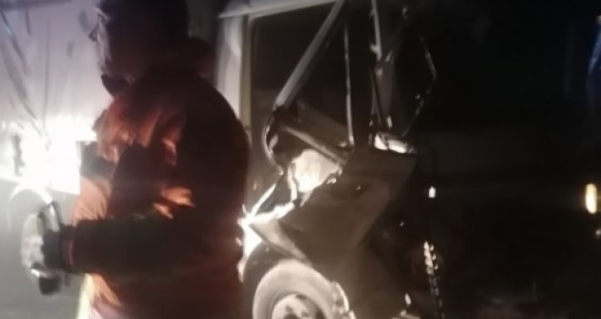 Teška saobraćajna nesreća, vatrogasci kljištima izvlačili jednu osobu