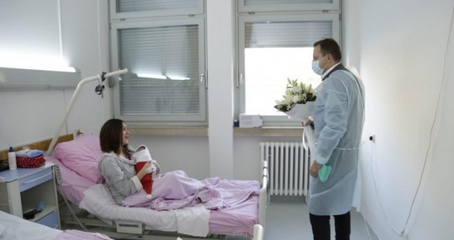 'Brinemo da odrastaju u uređenom Sarajevu': Gradonačelnik Abdulah Skaka darivao Merjem, prvorođenu bebu