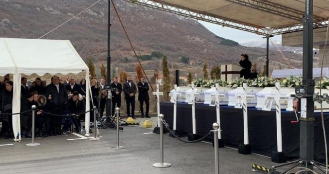 Najtužniji dan u Rakitnu - šest bijelih lijesova ispred crkve... Biskup Palić: Bog je tu, dragi roditelji, i u vašoj patnji