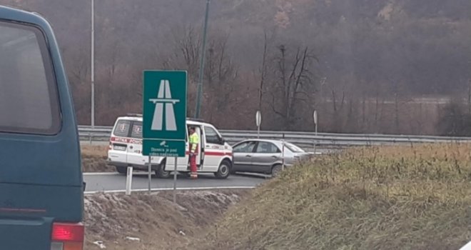 Nesreća na autoputu kod Vogošće: Automobil udario u rasvjetni stub, povrijeđena jedna osoba