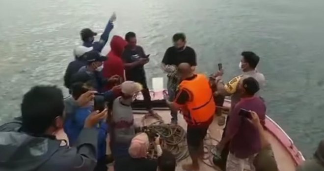 Nađeni ljudski ostaci i dijelovi aviona koji se jučer srušio u okean: 'Poput munje je sletio u more i eksplodirao'