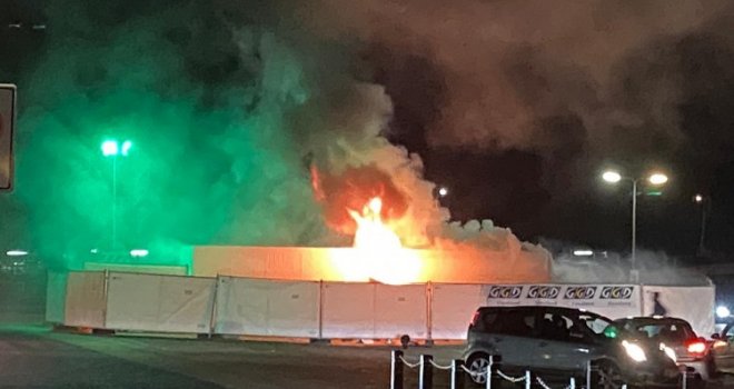 Stravične snimke sa ulica Nizozemske: Eksplozije na sve strane... Izmiče li situacija kontroli?