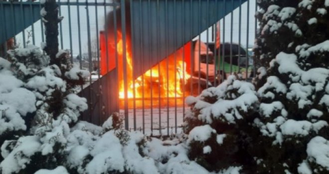 Zapalio se automobil na saobraćajnici u Nedžarićima