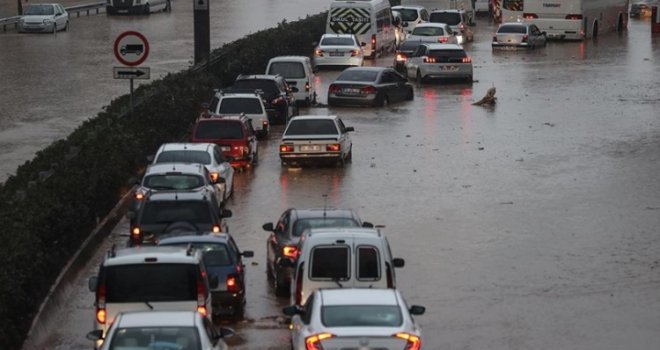 Jako nevrijeme u Turskoj, poplavljene kuće i poslovni objekti, građani ostali zarobljeni u vozilima...