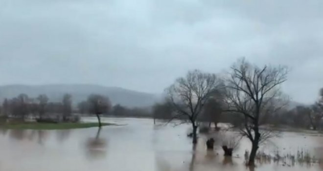 Ekipe na terenu: Rijeka Bosna se izlila kod Sarajeva na području općine Ilidža i Novi Grad