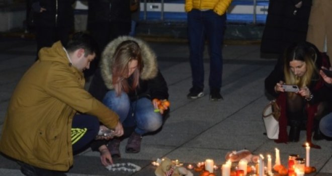 Svijeće, plišane igračke i velika tuga: Ovako su se Sarajlije sinoć na Skenderiji opraštale od Balaševića